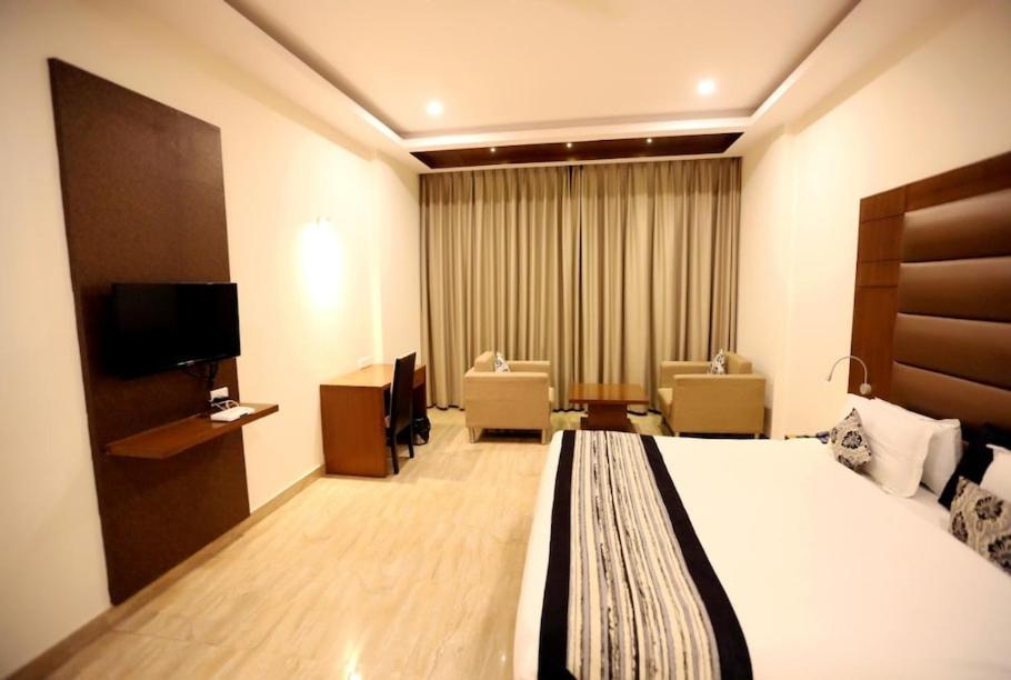 Hotel Krishna Palace Ayodhya Екстер'єр фото